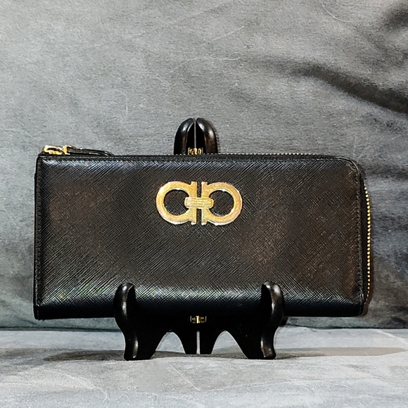 SALVATORE FERRAGAMO GANCIO BLACK SAFFIANO LEATHER ZIP AROUND LONG WALLET EUC
